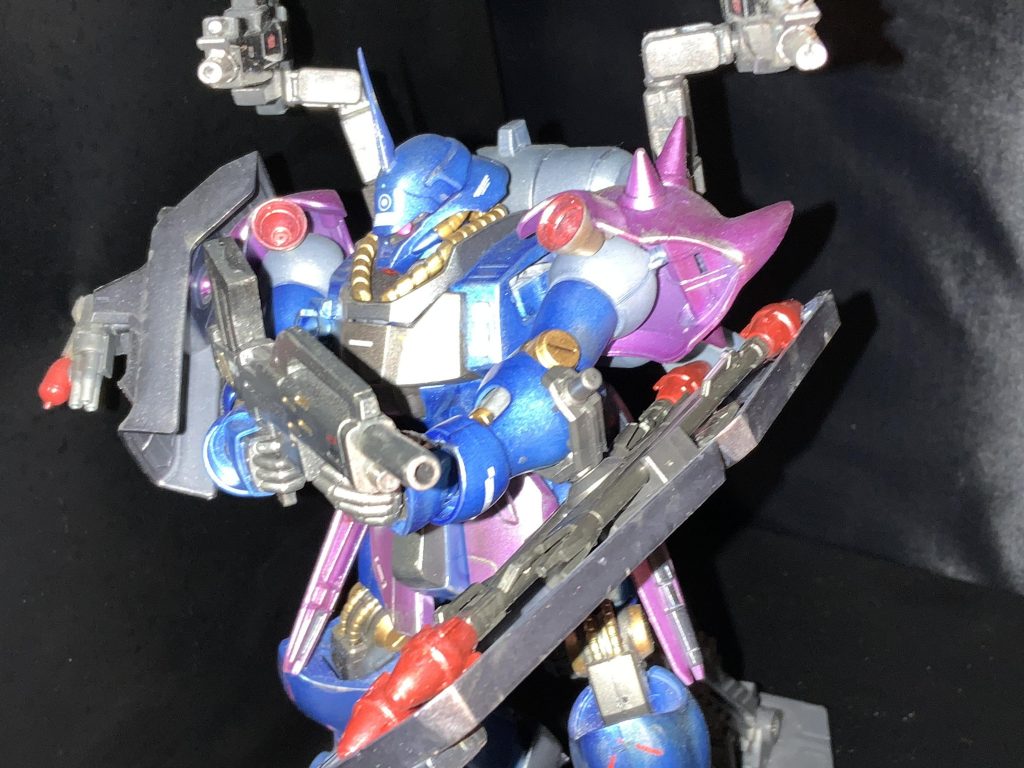 右手にバルカン&ミサイル、上部に2つの大口径マシンガン、標準装備のビームマシンガン、シュツルムファウストで武装はバッチリです( ^ω^ )