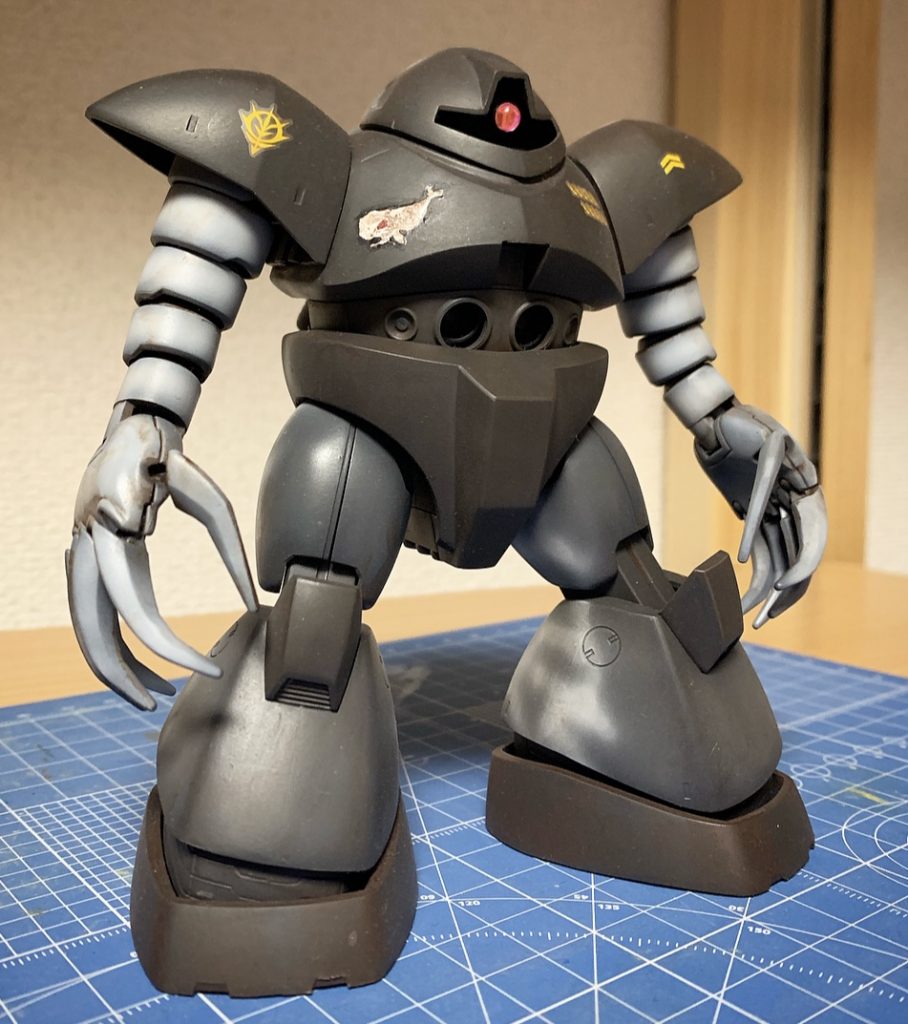 モノアイスリットはくり抜いて、ボールジョイントを仕込んで可動するようにしました。