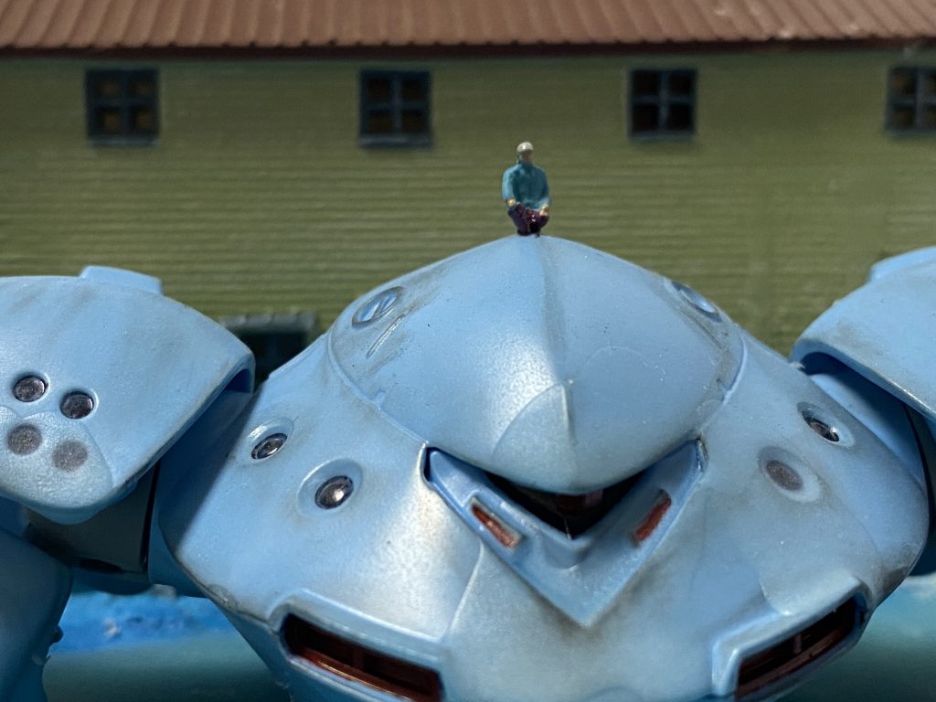 ハイゴックの上で黄昏る親父
ハイゴック「う、動けねえ…」