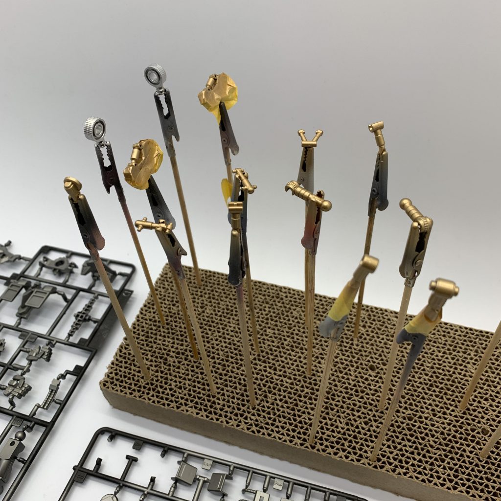 ▲一部小さいパーツはランナーから切り出して塗装してます