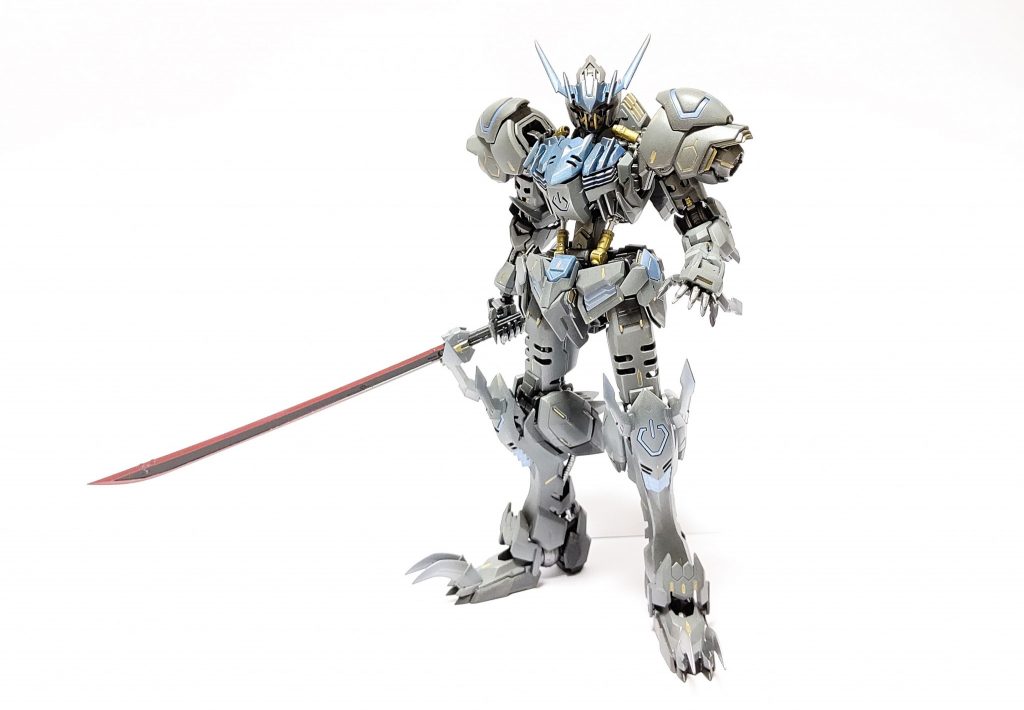 刀は鬼滅の刃から、黒刀が赤く輝いたような感じに塗装しました。