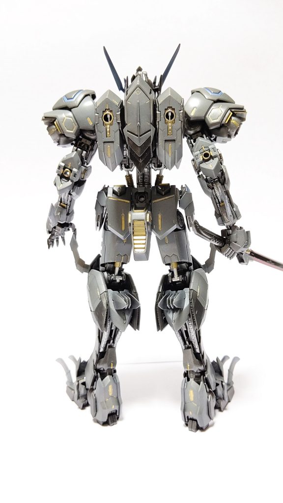 背面。全体的にシックな感じにして肩には移動補助のブースターを内蔵。