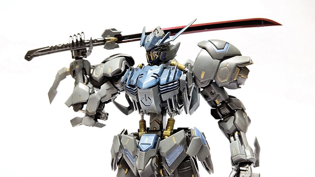 顔にも牙のようなマスクがあります。