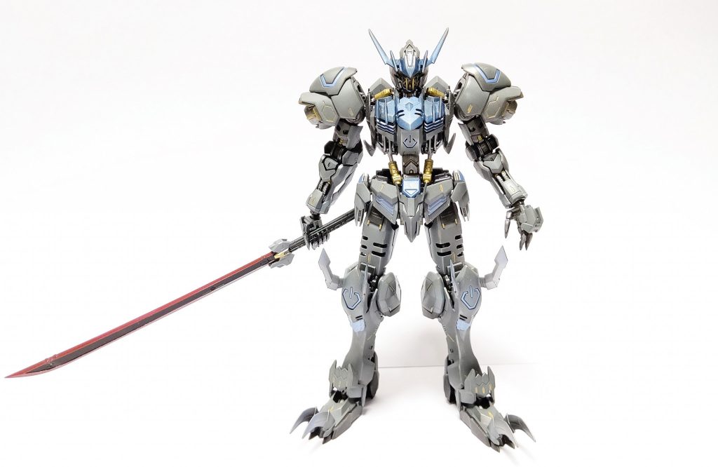 正面から。武器は刀一本ですが肘や膝、爪先にブレードを装備した凶悪な姿に。