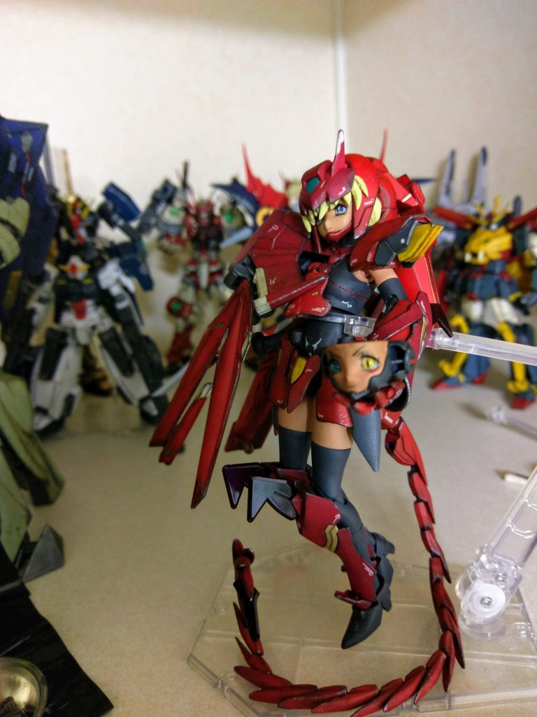 髪はエポパテ、チンガードは石粉粘土で成形しています。瞳の開口部は涙袋にあたる部分を瞬間パテで盛って形状を若干変更しています。瞳は付属シールです。表面をUVレジンで厚めにコートしています。