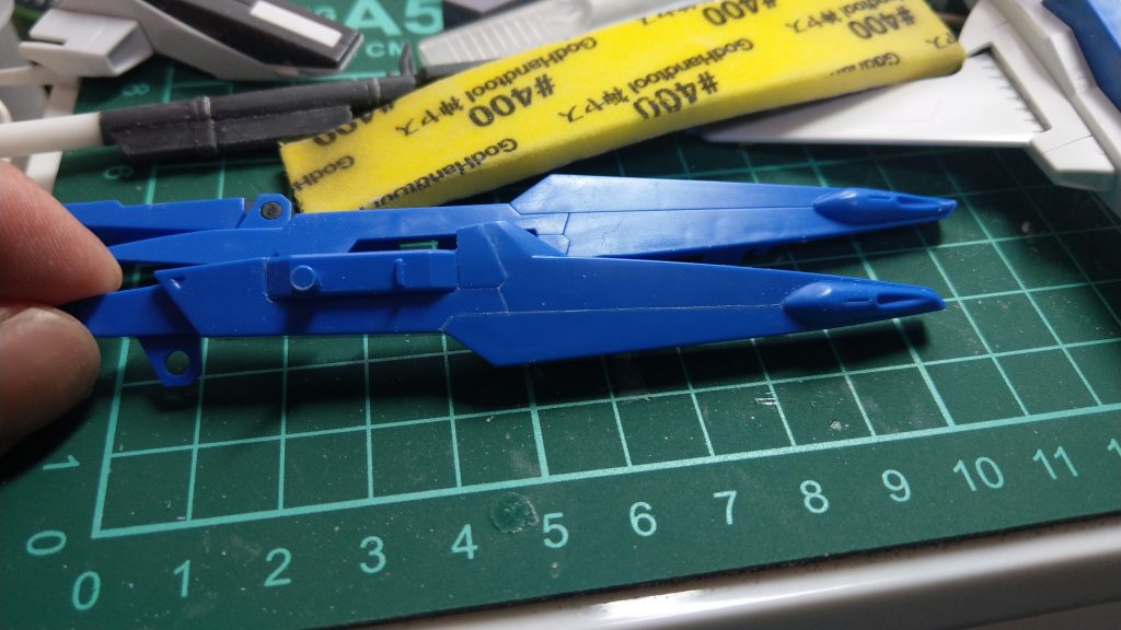 サイドポンツーン。筋彫りが甘いというか凹んでるだけ、悪くいえば長いヒケみたいな筋彫りを掘り直し。フリーハンドです。