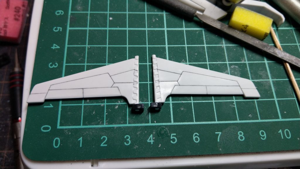 主翼の筋彫りは掘り直し以外にも追加しています。飛行機は翼が命ですからね。