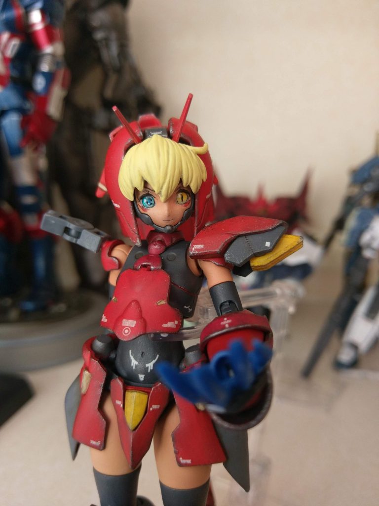 頑張ってモビルスーツモードの顔から削ったり盛ったりして作った顔だったのですが時間経つにつれてなんかやっぱ違うなぁと感じるようになっちゃったんで