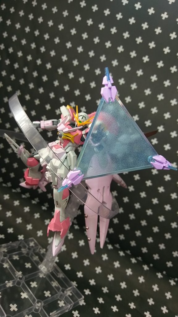 LBXディ・エゼルディのパーツからソードビットとリフレクトビット。
こういう派手目の武器が好きな娘で作ってる間は横で目を輝かせながら見ていました。