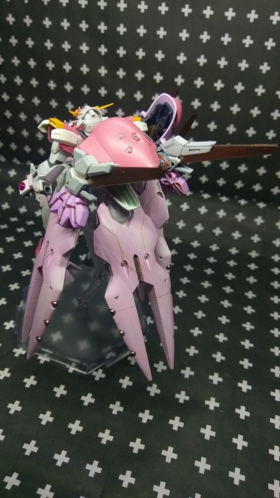 オリジナルシルエット「アンジュシルエット」装備状態。
忍パルスのバックパックをベースにTR-6の腰パーツを接着し、下部にはGルシファーのスカートファンネルをまるごと取り付け。
サイドにはLBXディ・エゼルディの腰部を切り離して接着。その下部にはディ・エゼルディのビットパーツを3mm軸で取り付けました。
ただ、動かしているうちに簡単に落ちてしまうのでここはネオジム磁石で取り付けすれば良かったと反省してます...。
あと写真を撮るのを忘れてしまいましたがTR-6のパーツの裏にガンダムポータントのGNドライブを接着してます。
余談にはなるのですが別に無くてもよかったのですが娘がどうしても着けてとうるさかったので無理矢理取り付けました。