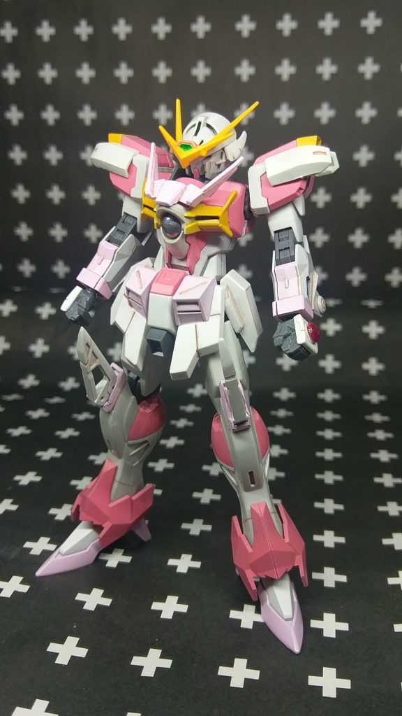 まずはシルエット無しの状態。
HGBF忍パルスをベースに足部はガンダムポータント、膝装甲にHGCEデスティニーのビームブーメランとその基部を移植。
フロントアーマーにはアメイジングストライクフリーダムのものを丸々使用。
肩の追加部はジャンクにあったものをカットして接着。
胸部アンテナにガンダムポータントを、頭部はインパルスにTR-6の頭部を被せてガンダムポータントのアンテナを接着し、顎は切り落として短くしました。
手の甲には女の子らしくジュエルを接着してます。