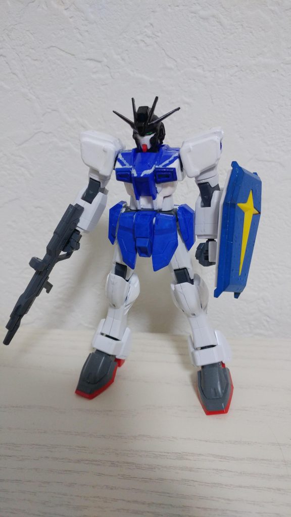 フォースシルエットを外した状態で前から
シールドは展開状態のものも含めて、ライトブルーで筆塗りしています。