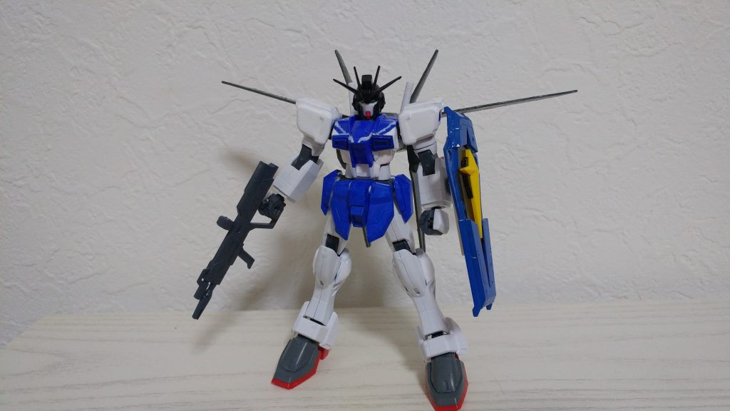 全体的に、青だった部分を白で筆塗り、白だった部分を青のマーカーで塗装し、足首のグレーは軍艦色で塗装しました。