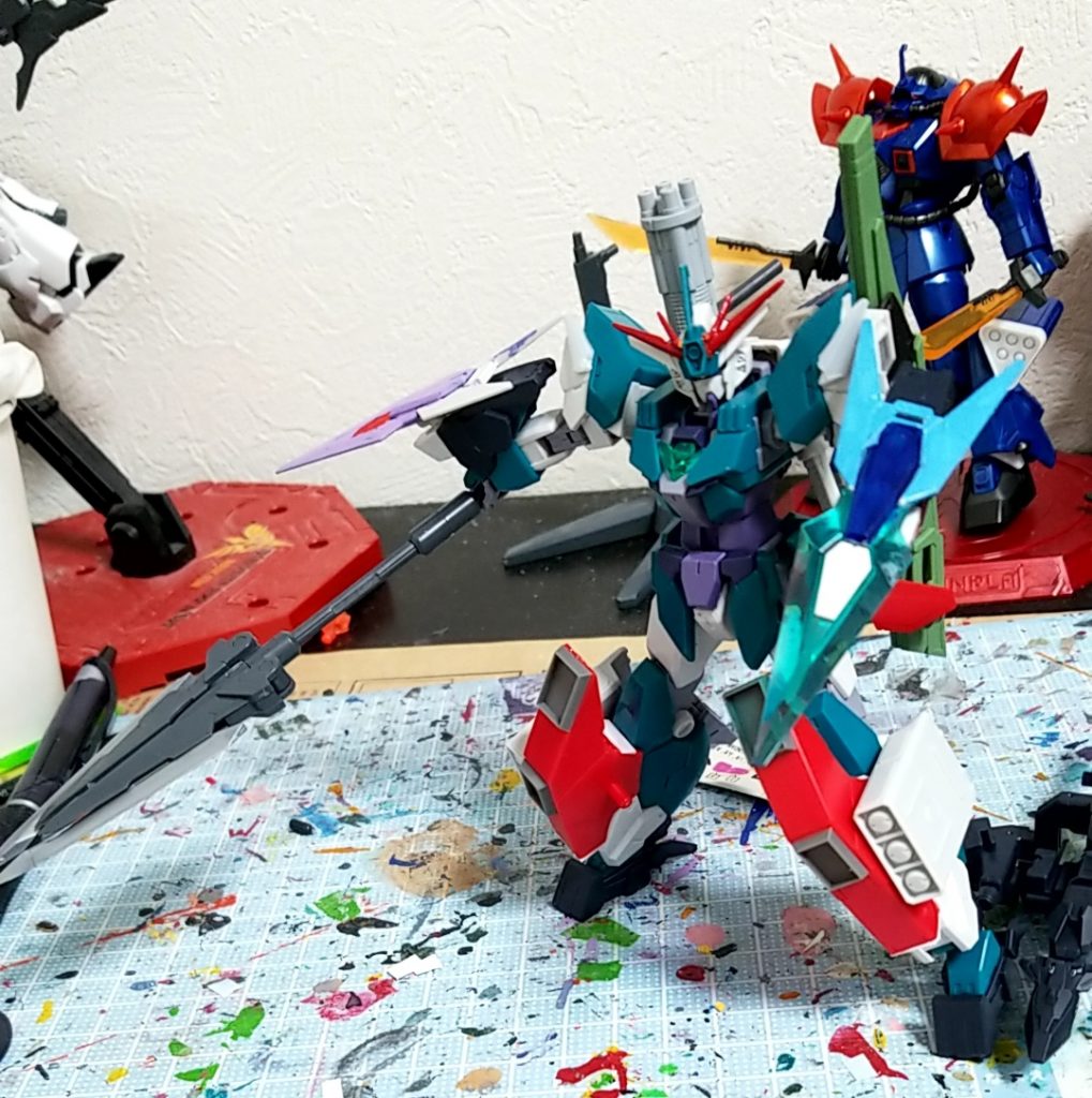 槍はMSG(だったかな?)のものを使用
脚にライトニングバックウェポンシステムMk3のものを使用
両腕にシグルシールド、バックパックにはデスティニーガンダムの名無し砲とガトリング砲を