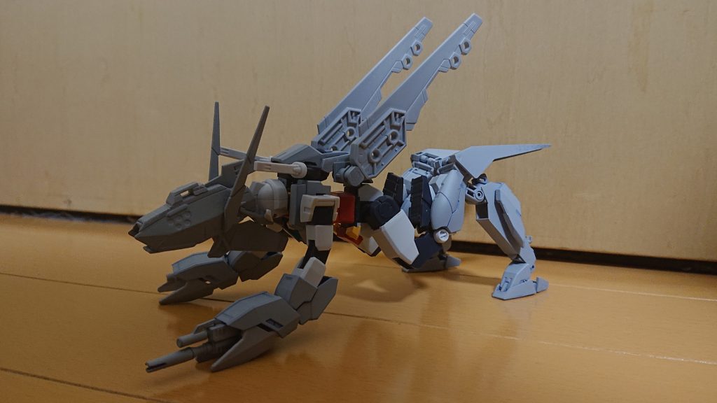 カラーリングは月の青白い感じをイメージしてグレーベースにスミレ色を差しています。