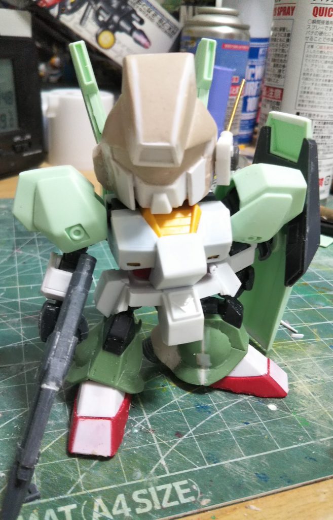 HGジェガンは肩とバックパックと武装くらいです。