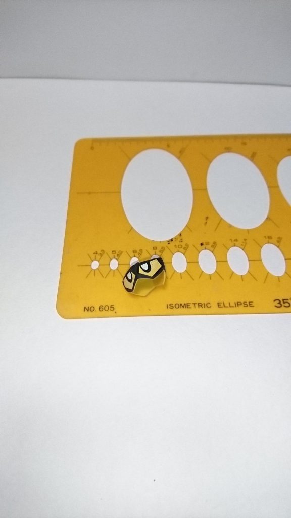 おまけ。
今回は採用しませんでしたが楕円の製図用テンプレートを使って瞳を描いたりもしました。