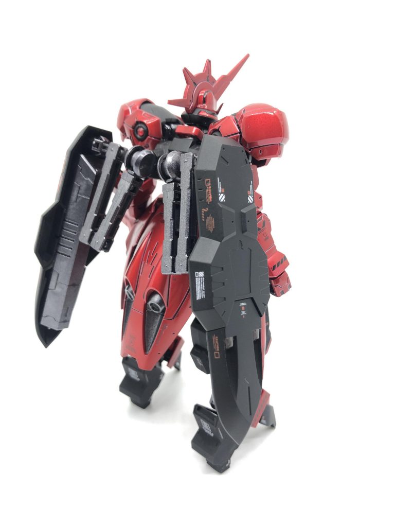 シールドもスタイリッシュ目指してデカールペタペタ。あえてボードウィン家の紋章は使用せず。後付けで貼ることも可能。