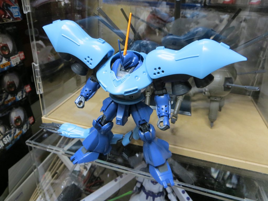 頭部アンテナ、肩部バーニア、尻尾を追加。