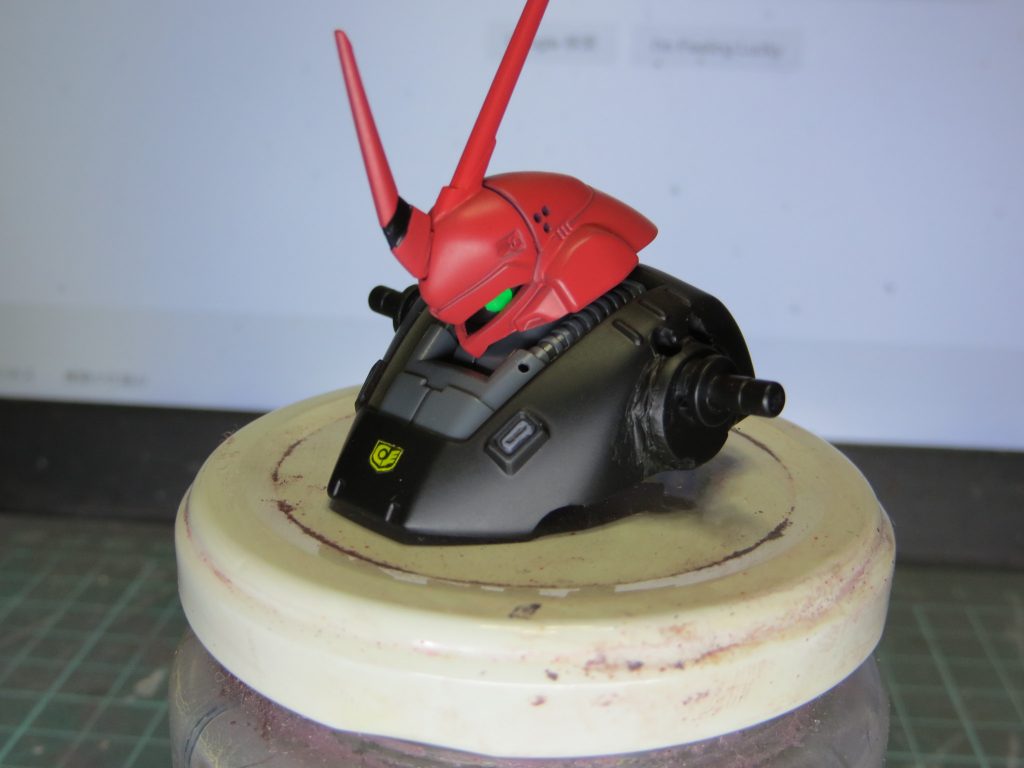 最初に顔から塗装。隠れた場所にサイクロプス隊のマークがあったりします。