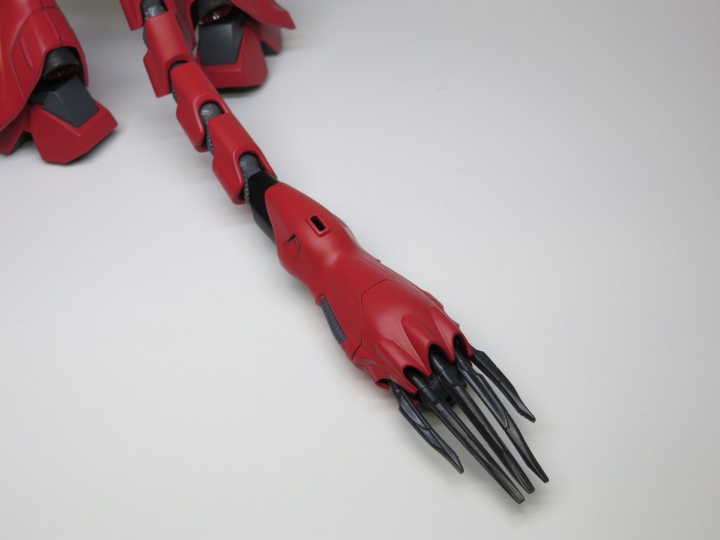 主な武装その2、テイルクロー。相手に刺したり、ビームを撃ったり。切り貼りで4本指だったものを5本指に。