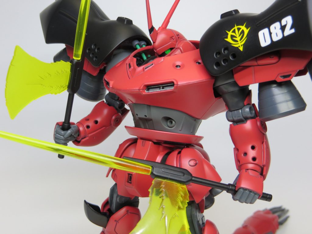 主な武装その1、ビームソードアックスの二刀流。何となく似合っていたのでこの武器に。逆にバズーカやショットガンは持たせづらかったので降ろしました。