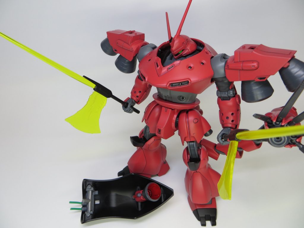 肩のアーマーを外すとこうなります。肩に付いている赤い方の部品は、メッサーラの腕を使用しています。