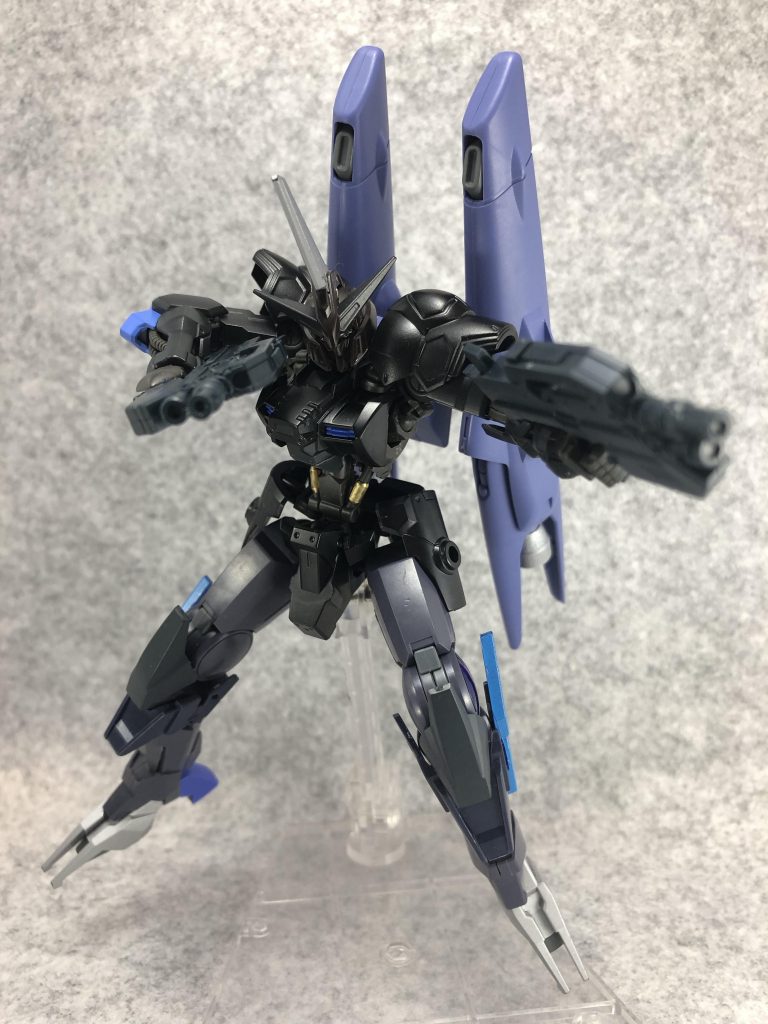 手持ち銃器はアトラスガンダムのアサルトライフル。