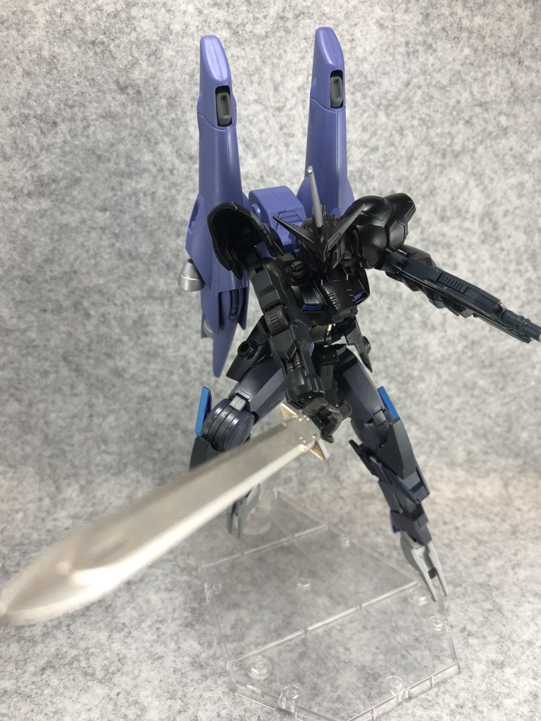 近接用のバトルソード。
また、頭部のトサカも実体剣、足部はクローになっています。