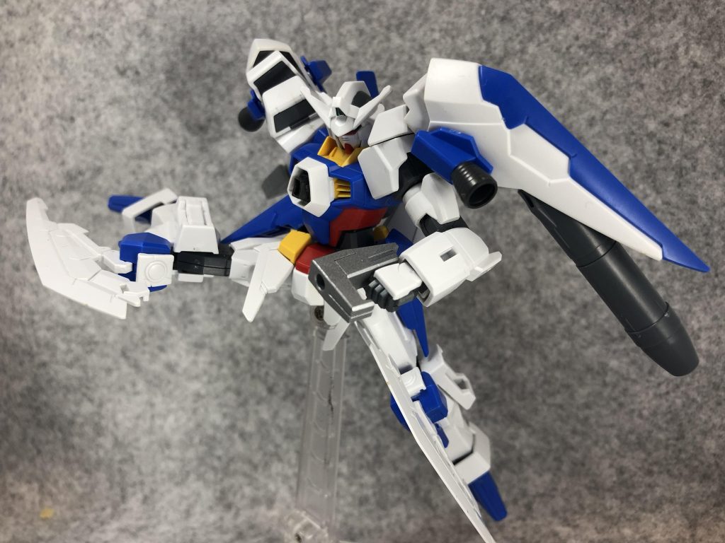 脚部にはレイザーブレイドを装備。