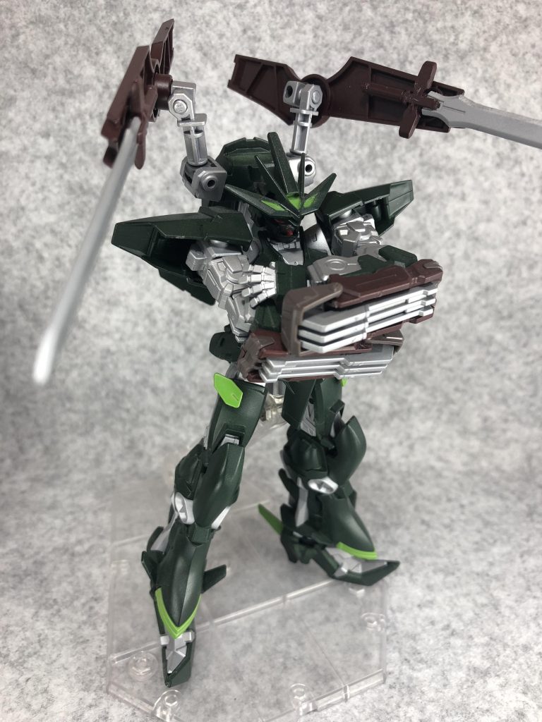 バックパックのシールド部はアームで稼働し。ソードを展開してサブアームのように使うことも一応可能。