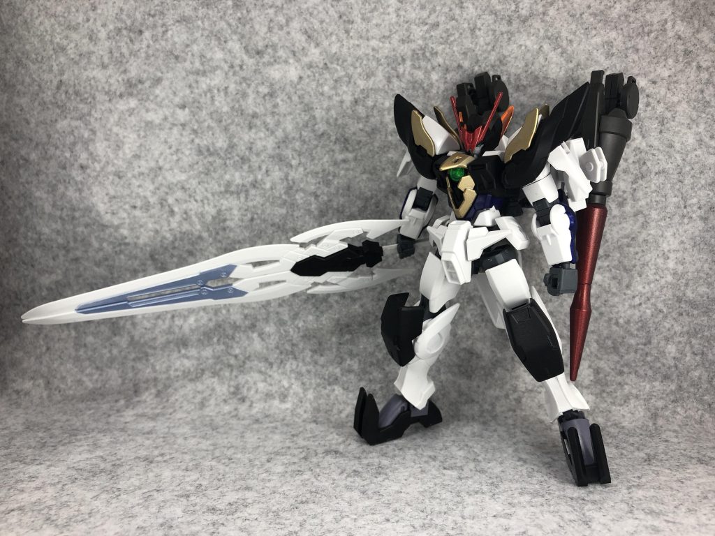 「バスターソード」

両翼のブレードを連結させた大剣。一文字に切り抜けたり、雷の煌めきのように斬り散らしたりするとかなんとか。