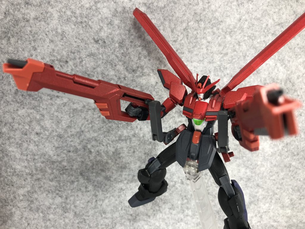 サイドアーマーのビームライフルはジョイントアームで接続。
ヴェルデバスターの複合バヨネット装備型ビームライフルを使用しています。