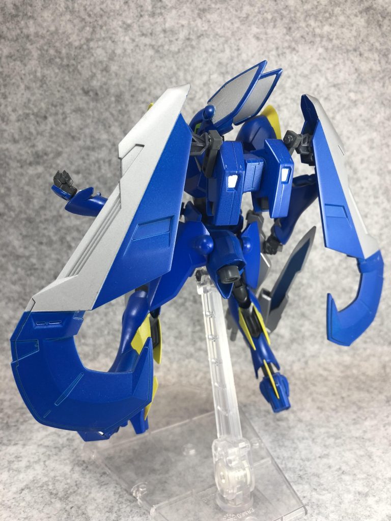 リア。
バックパックはGエグゼスのものを基部にし、ウイングはマガノイクタチを使用。