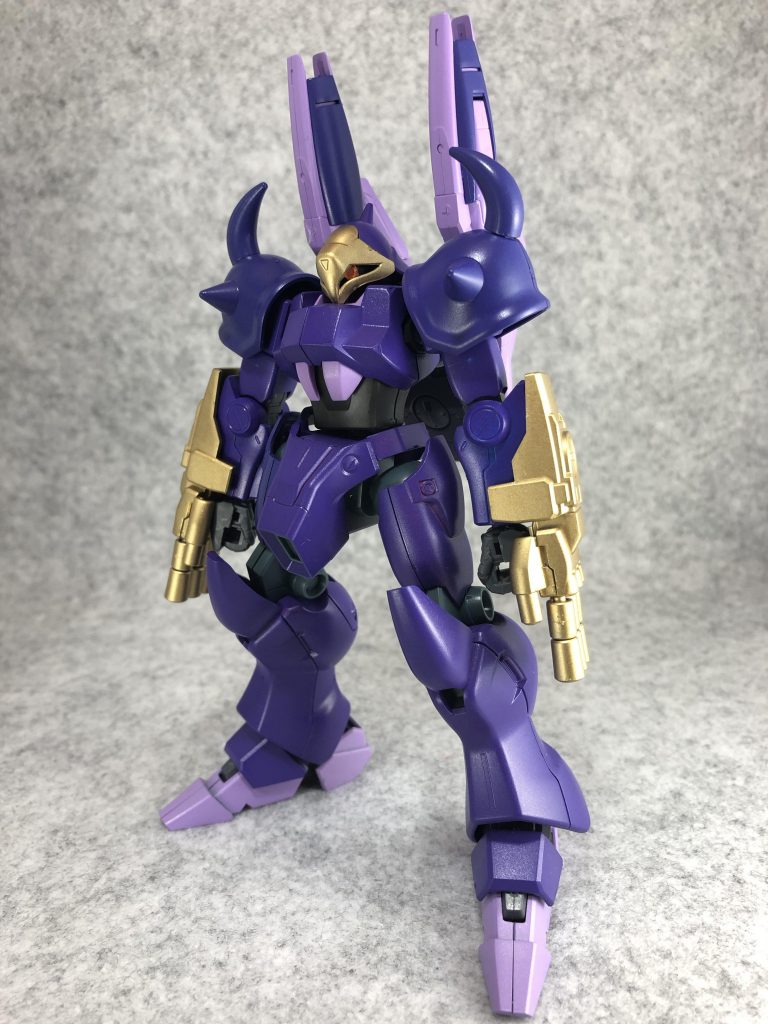 フロント。
元のアドマモスとの違いは頭部のアンテナ廃止、前腕部がグフR35、足部がシュツルムガルス、Vダッシュのバックパックが1/144サイズになっている点。
ヒートロッドをオミットしてその分両腕に外付けバルカンを付けてみました。という脳内設定で腕部はグフR35のものを使用しました。