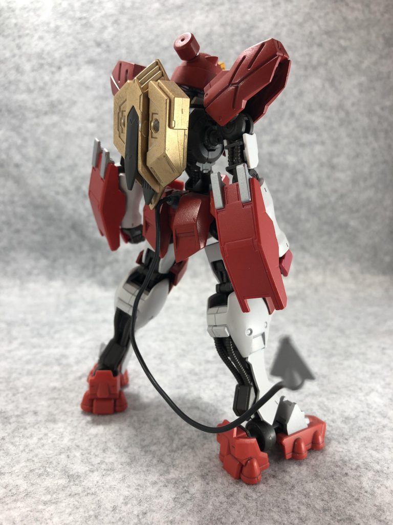 リア。
バックパックはメダロットにおけるメダルのイメージで金色に。
リアアーマーにはハシュマルやルプスレクスよろしくテールブレードを装備。
ブレード部は天ミナから。