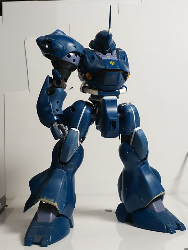 頭を埋もれ気味に、股間と膝アーマーを上方に延長、その他細々と形状変更してます