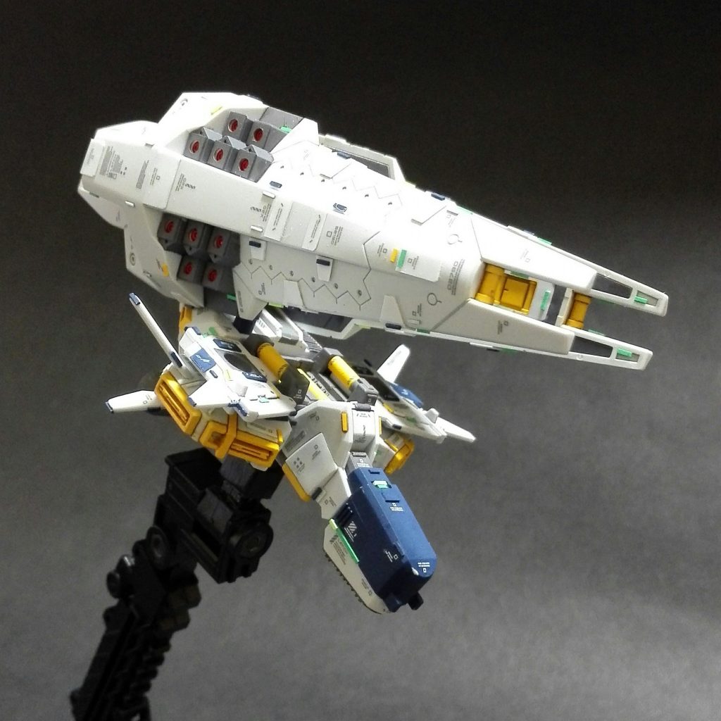 少し角度を変えて強化型シールド・ブースターに焦点を当てて画像です。塗装に慣れていないので拡散ビーム砲の塗り分けにかなり苦労しました(汗)。