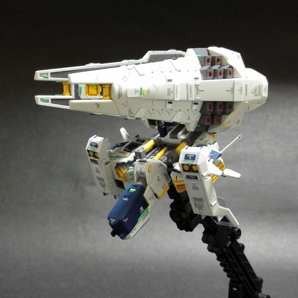 双翼にオプショナル・バインダーを介してミサイル・ランチャー×2を装備させた形態へ(因みにFG プリムローズのキットを2個使用)。