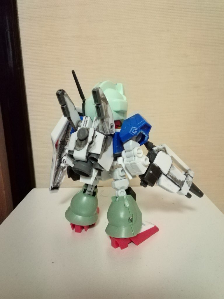 バックパックやシールド、ビームライフルも、各ジャンクパーツを加工してそれっぽくしました。