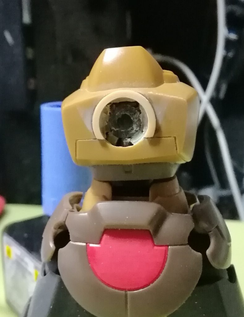 背中はガッツリ掘ってます。あとデスアーミー胴の背中のモールド線の繋がり的に上下逆じゃない?と思って彫ってます