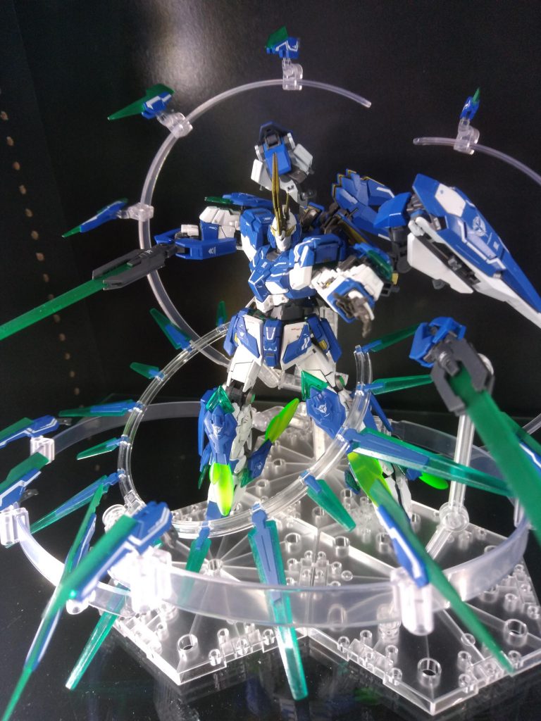 攻防一体のファンネル、ビット
ソードビットとCファンネル数を揃えたことにより、かなりの数になり戦闘時は優位性が期待できる。
GNソードⅤもビット化しています。