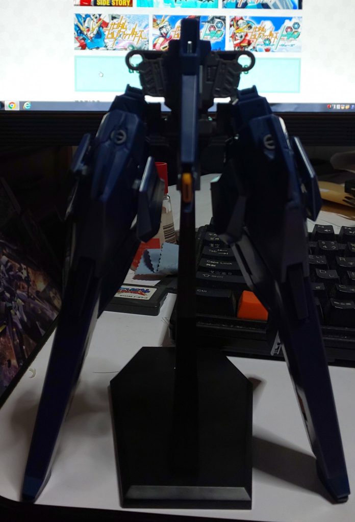 組み立て中。
自分は説明書無視して、スタンド、腰、足の順に組みます。こうすると組上がってくのが実感出来るのでモチベーションを保てます。