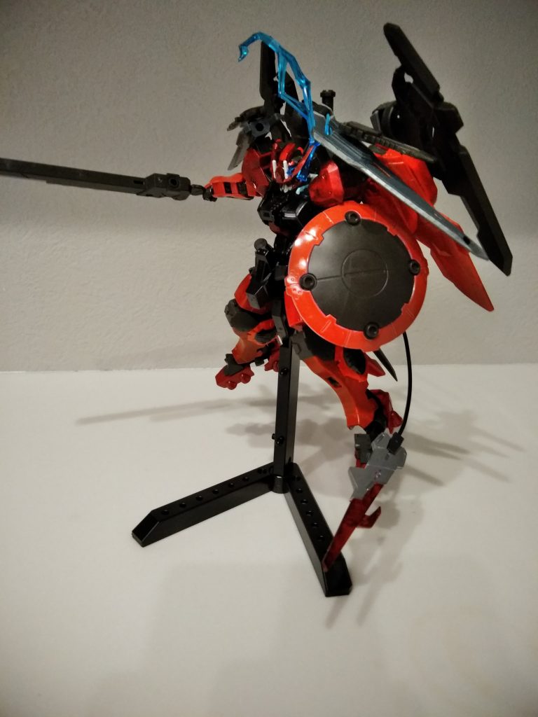 テイルブレードは攻防一体
ショートブレードと円盾で騎士の様装