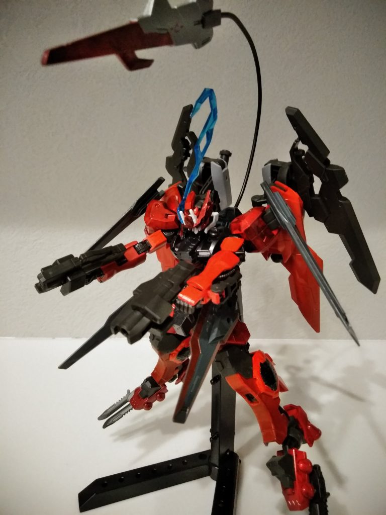 ショットスタイル
一斉射撃でポージング!
腰部バックパックよりショートガン×2
腰部レールガン
肩部ブレードガンによる一斉射撃!
テールブレードもミドルレンジ対応