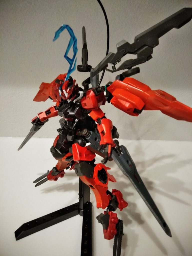 ショートレンジスタイル
近接格闘
肩部ブレードを腕に接続
足先にナイフ毎接続
高機動にて敵を切り刻む