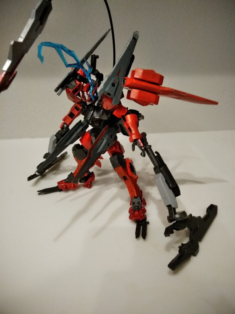 地上戦形態・タルタロス
バックウイングを腕に接続
大顎を開けた竜のようなシルエットは斬撃と高エネルギーを収束し
電磁砲を放つ
レールガンと合わせ砲撃が可能

ルプスレクスを意識したシルエットにしました!