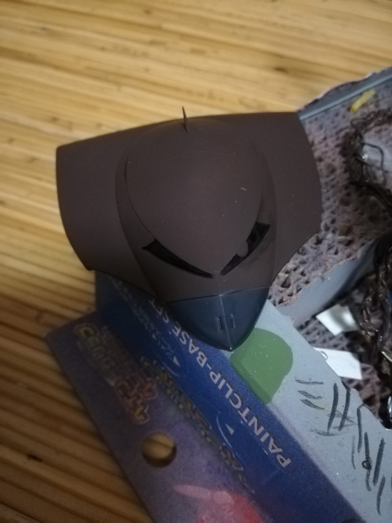 新水性ホビーカラーにつや消し混ぜて一発吹きした様子。お菓子のようにザラッザラでした。モノアイレールはエナメル流し込み。