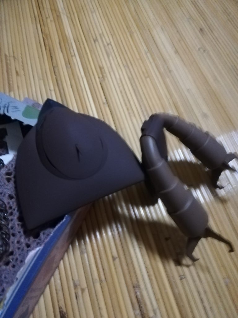 ありとあらゆるところが雑でだいたい瞬着でくっつけてるのでいつかバラバラになる