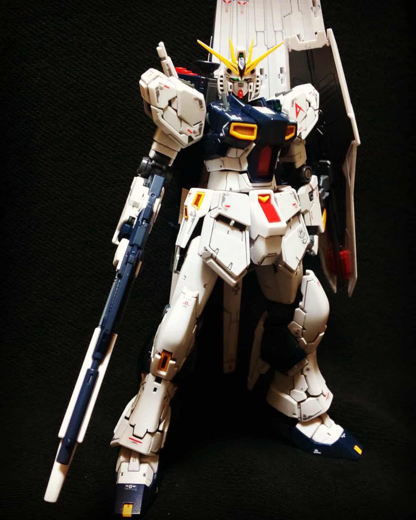 カメラアイが奥まっていたので目が陰って暗くなりそうかな…と思いましたが、いい感じでカメラ部が光を反射し光って見えます。